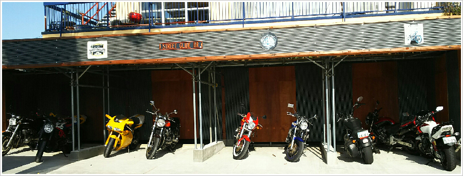 ライダーの方の愛車も雨の心配がいらない屋根付き駐輪場完備!